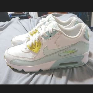 Women's Nike Air Max 90 Shoes (Size 5Y)